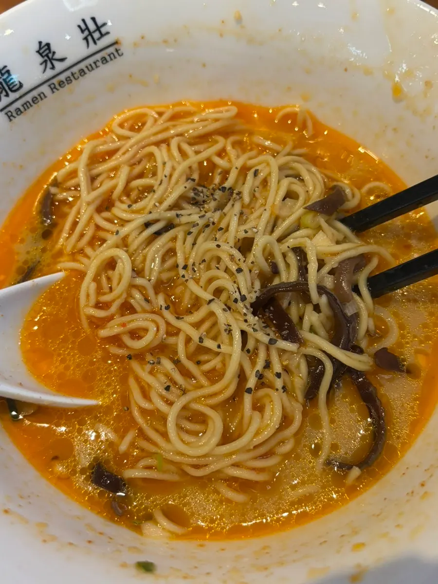차슈와 면을 함께 들어올린 모습