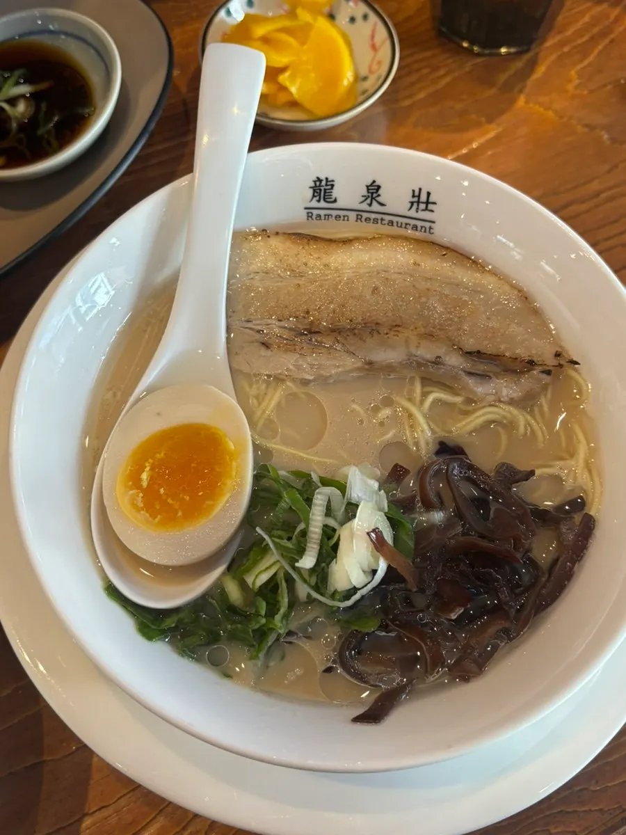 꼬독꼬독한 목이버섯이 올라간 라멘