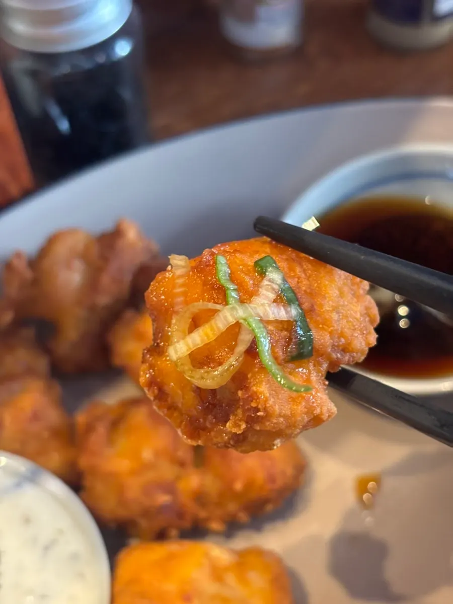 가라아게와 라멘을 함께 차린 상