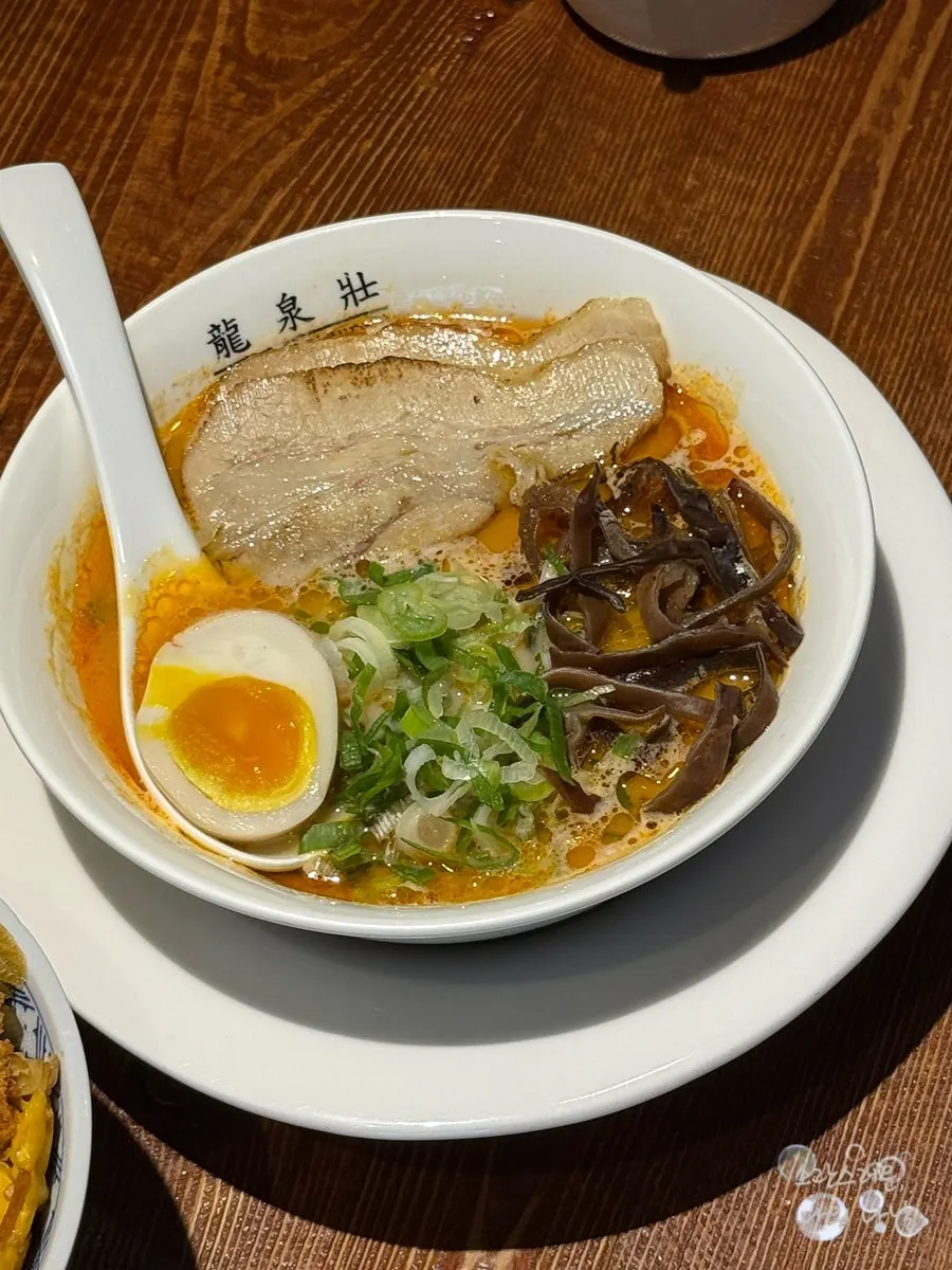 Table with both ramen and rice bowl dishes laid out