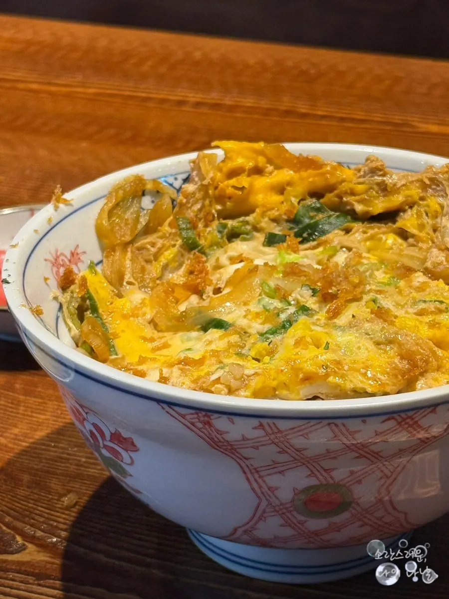 Egg rice bowl underneath the katsudon after removing the cutlet