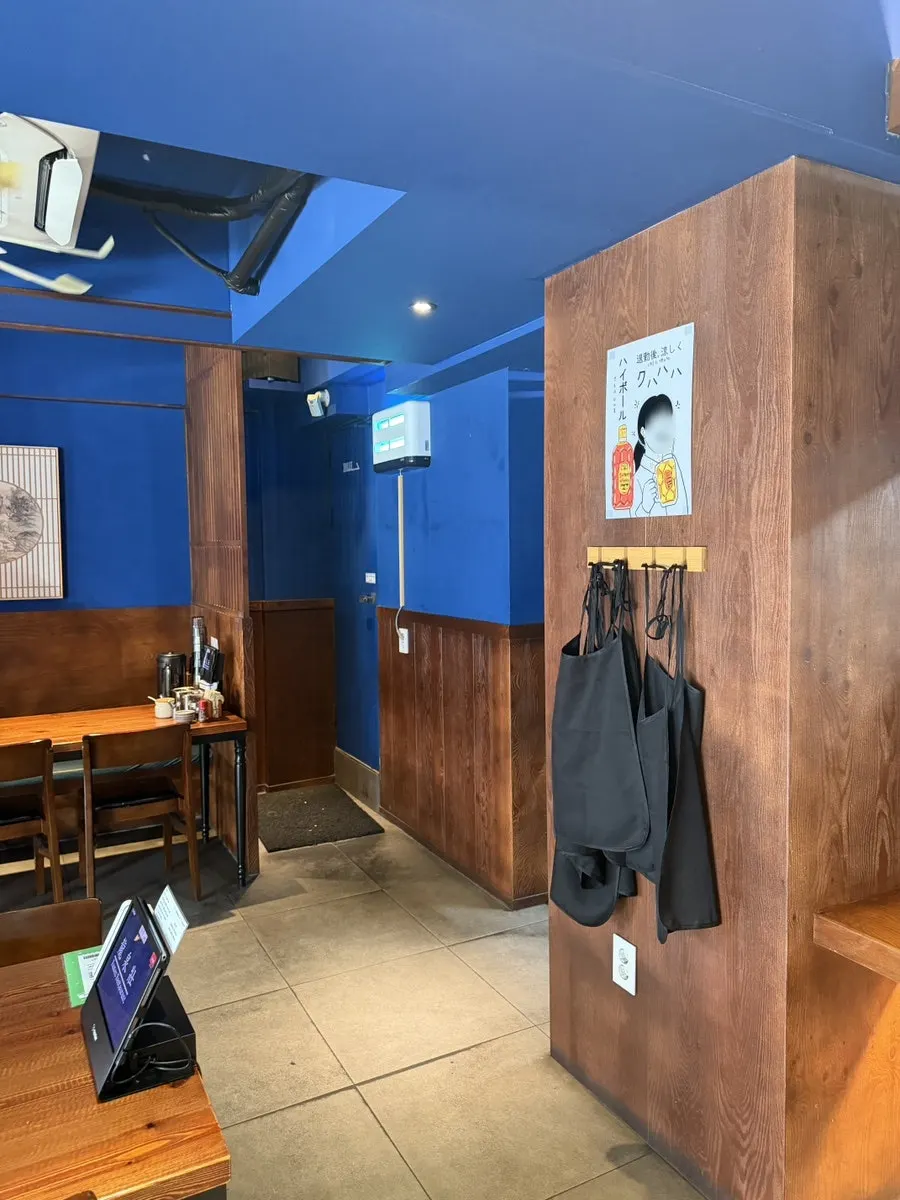 Interior de Ryusenso Beomeo Branch con decoración en tonos madera