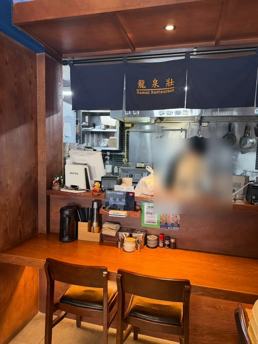 Espacio de asientos individuales en Ryusenso Beomeo Branch