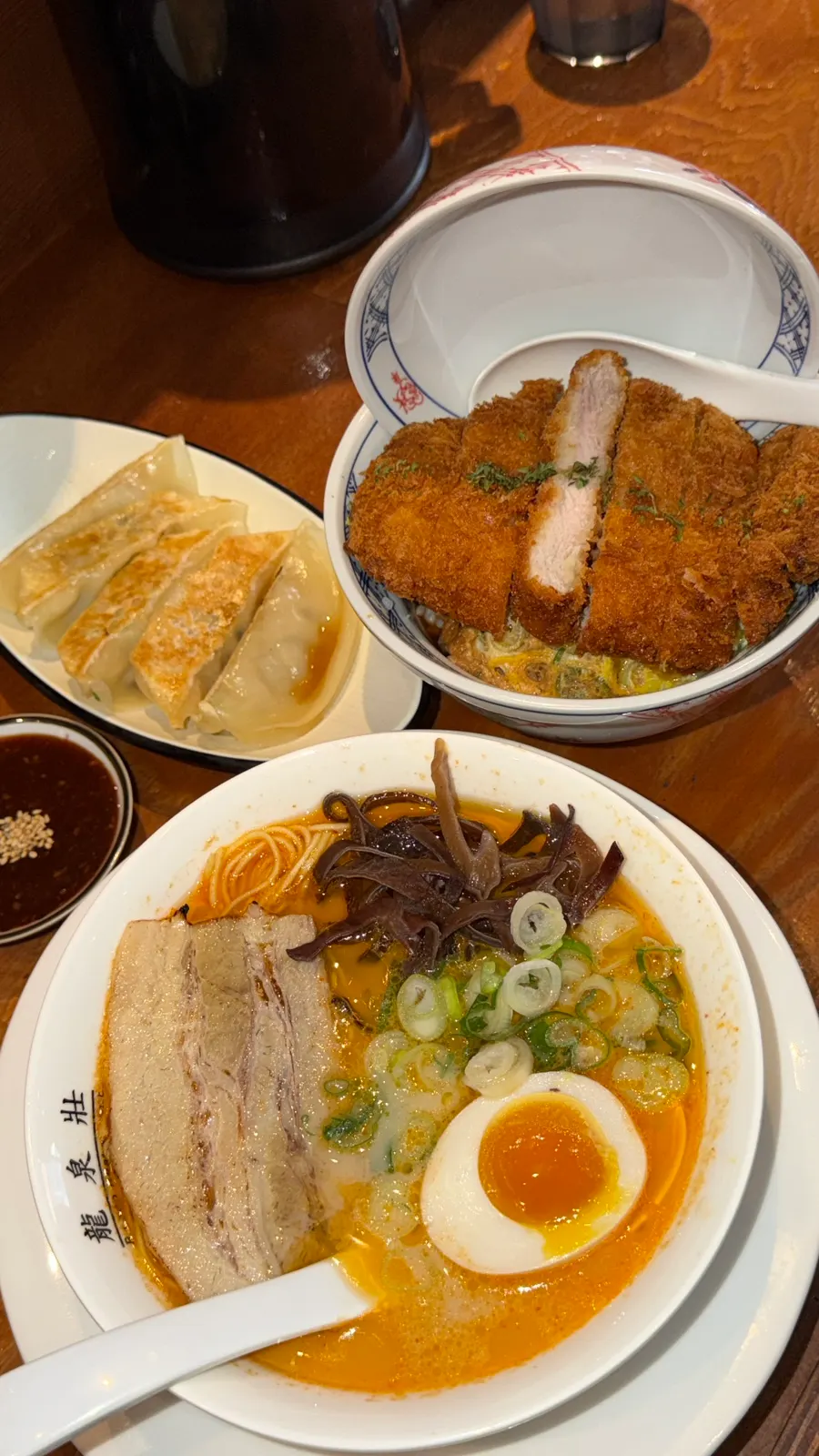 Mesa servida con ramen, katsudon y gyoza