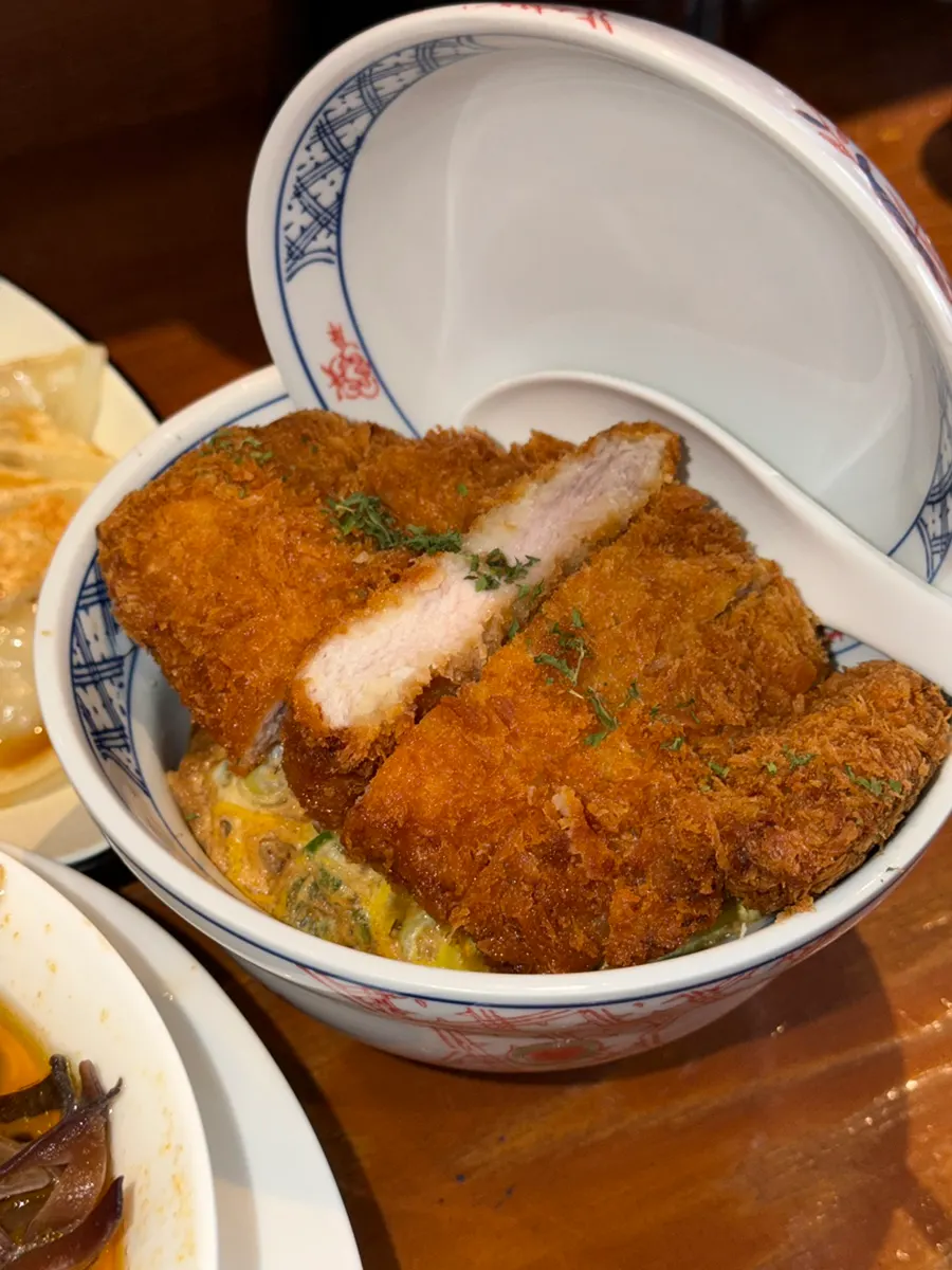 Katsudon con katsu de lomo y huevo revuelto