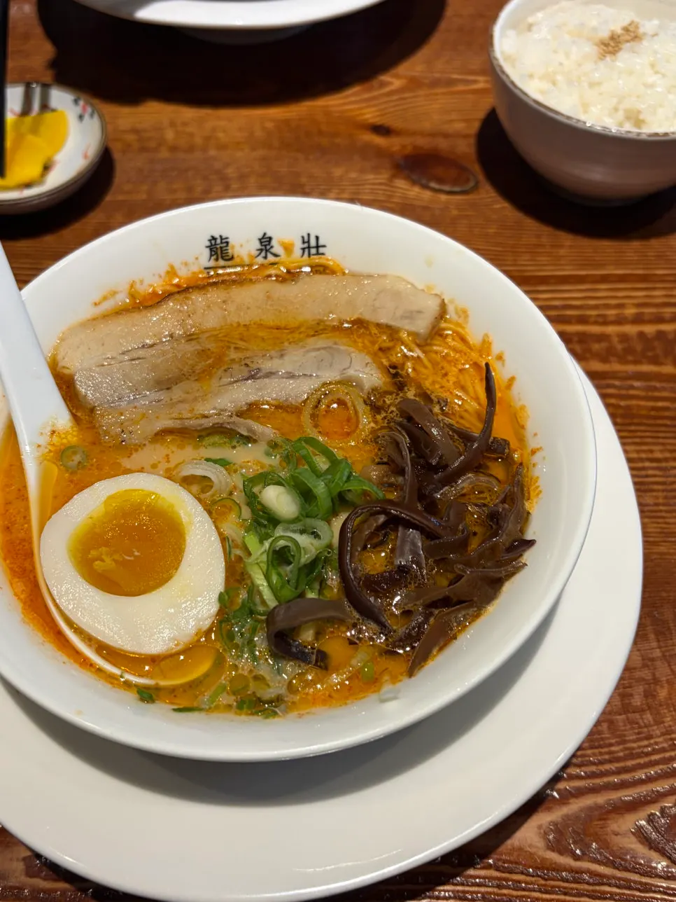 진한 돈코츠 국물의 카라 라멘