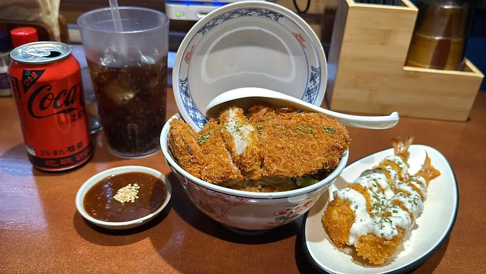 카츠동과 사이드 메뉴가 보이는 주문 화면