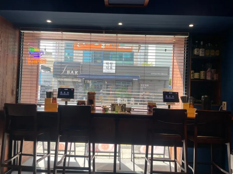Bangku bar dachi yang cocok untuk makan sendirian