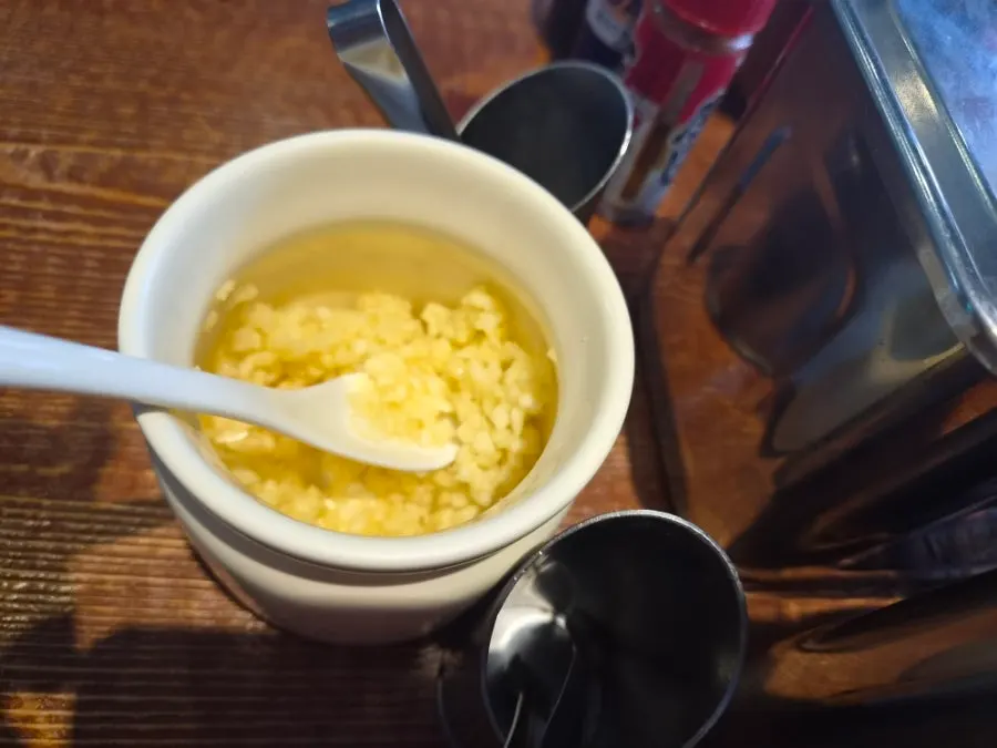 Bawang putih cincang yang menambah rasa kuah