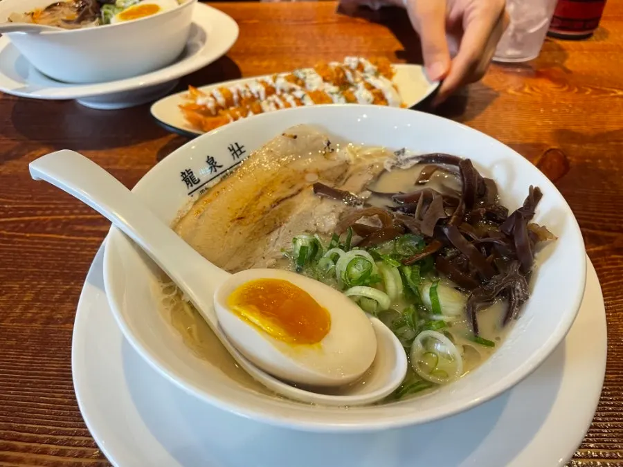 Ramen dasar Ryusenso dengan chashu dan ajitama
