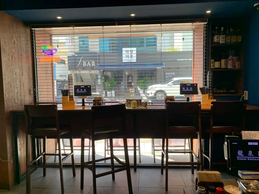 Bar counter kursi dachi mengelilingi open kitchen