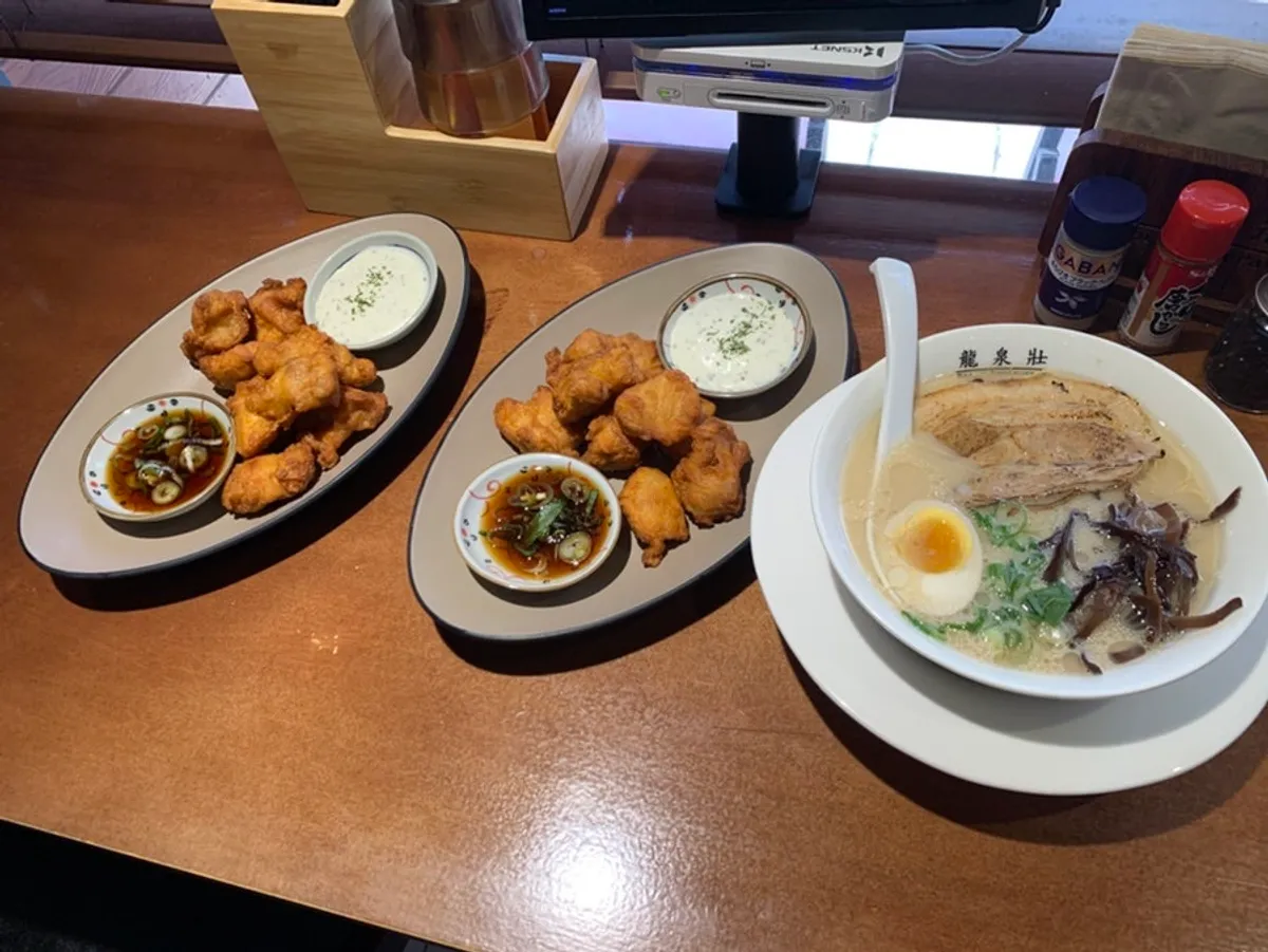 Penyajian Ryusenso ramen dan tori karaage