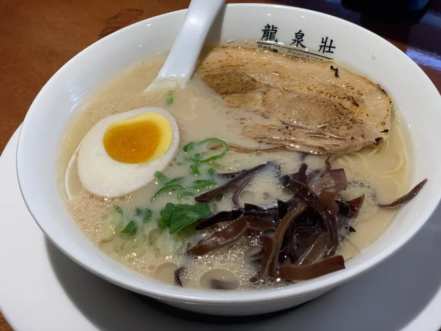 Close-up kuah tonkotsu yang kental
