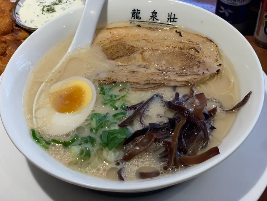 Mie ramen yang diangkat dengan sumpit