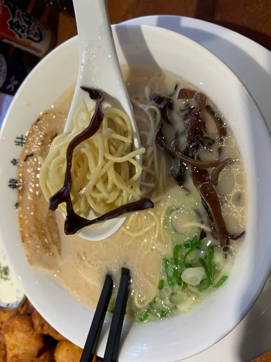 Sesuap chasyu yang dibungkus mie