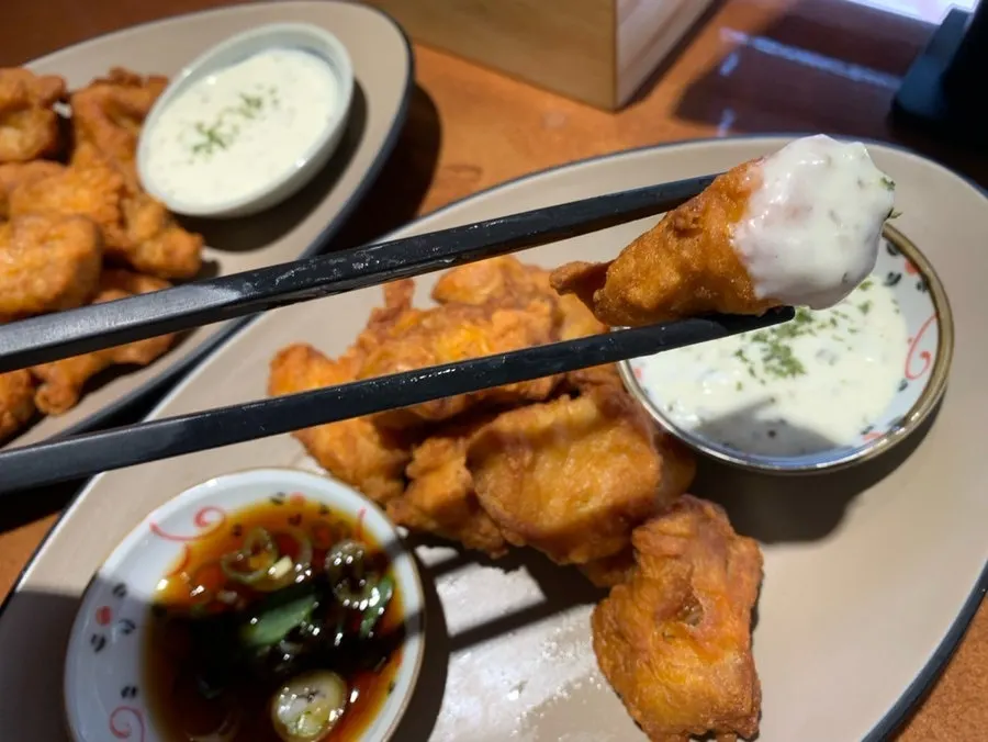 Karaage yang dicelup ke saus spesial