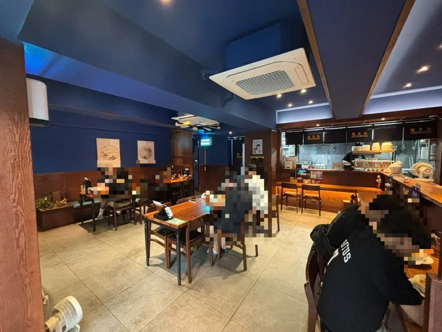 Izakaya-style interior of Ryusenso Beomeo Branch