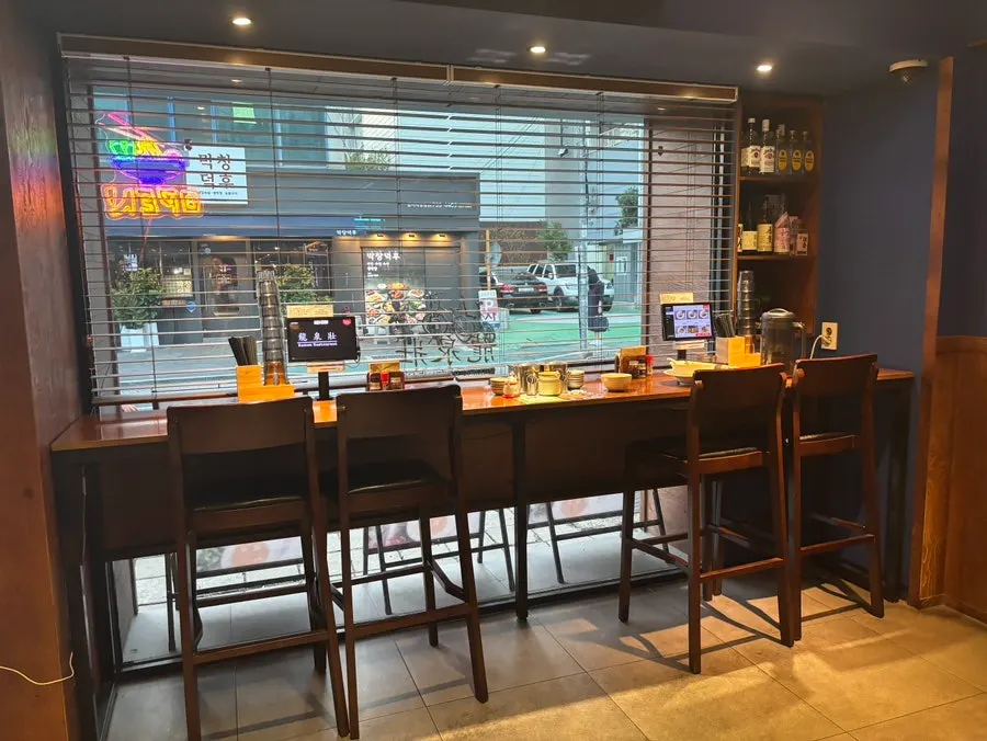 Counter (dachi) seats at Ryusenso Beomeo Branch