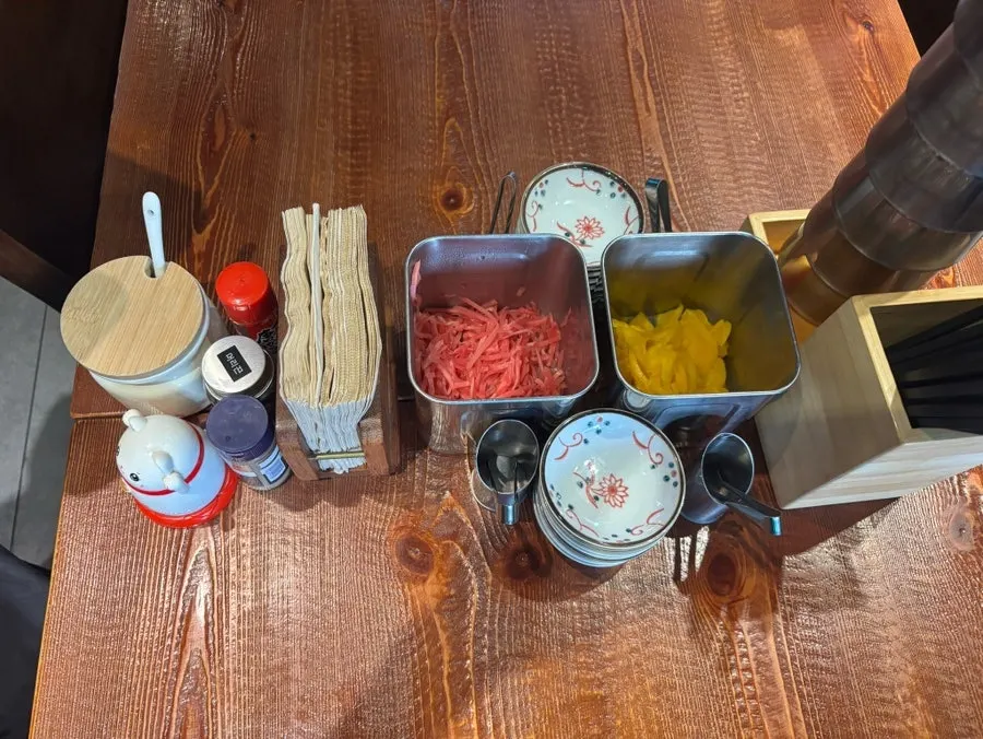 Pickled radish and pickled ginger served in small bowls