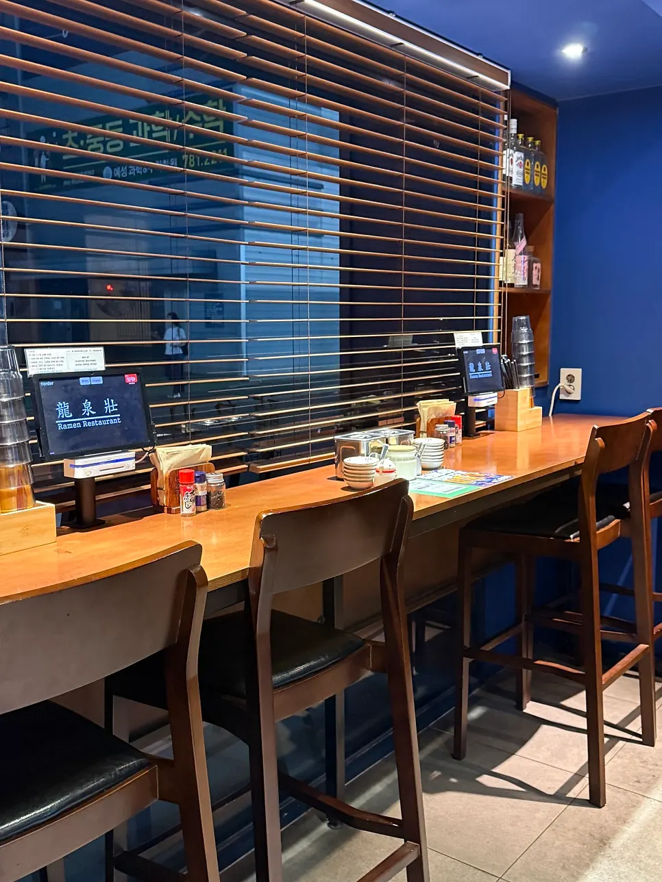 Dining hall at Ryusenso Beomeo Branch with wood-tone seating