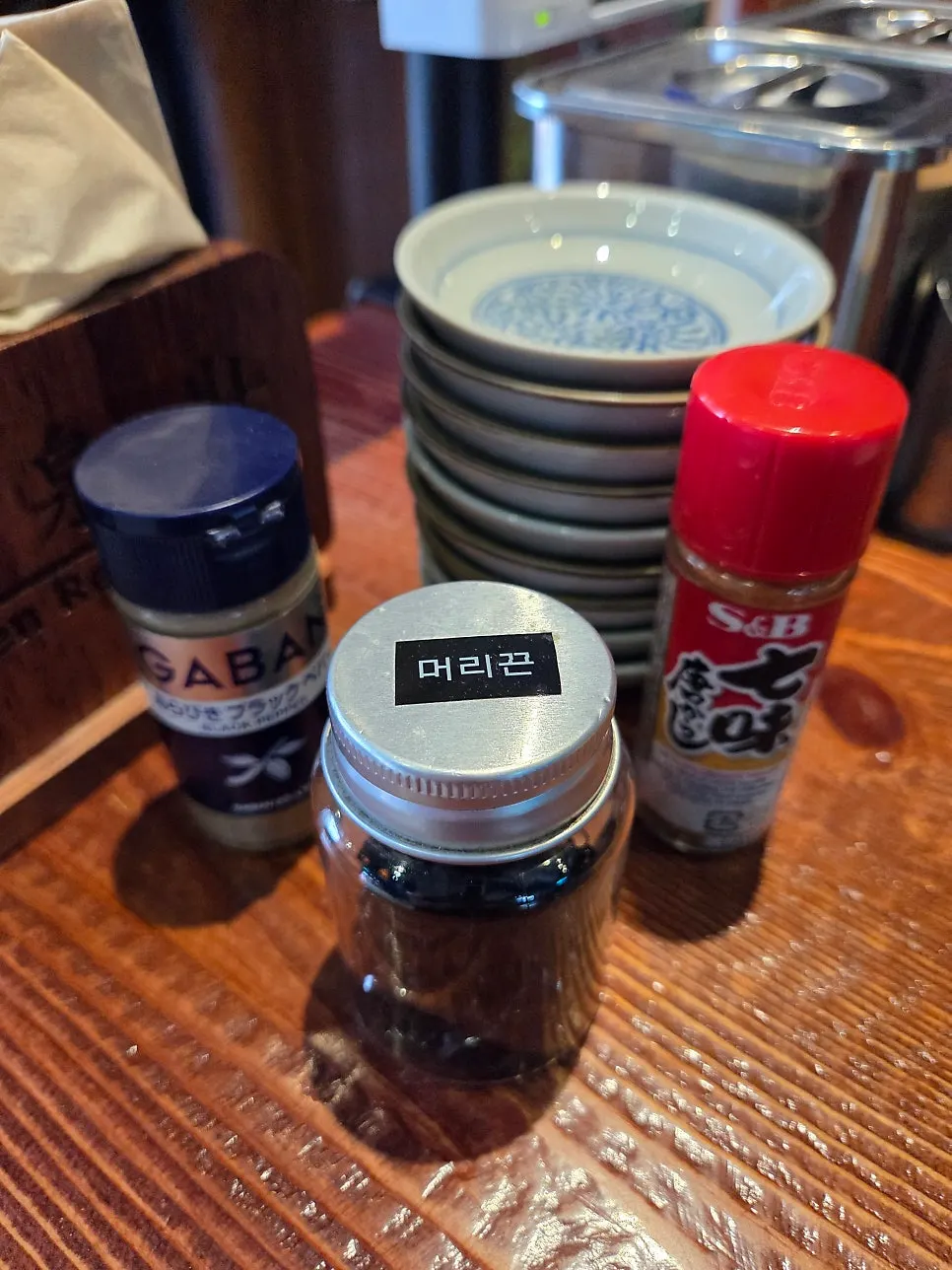 테이블에 준비된 머리끈