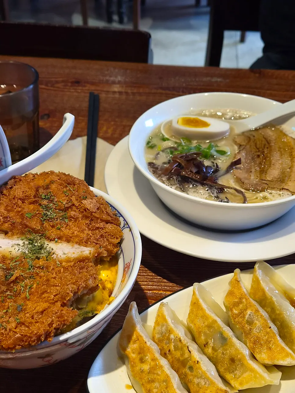돈코츠 라멘 카츠동 야끼교자 한 상