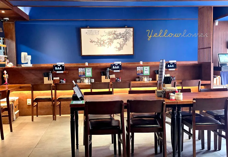 Dachi (counter) and table seating inside Ryusenso Beomeo Branch