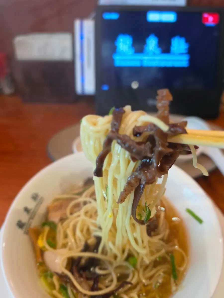 リュセンソアシリのスープと中太麺のクローズアップ