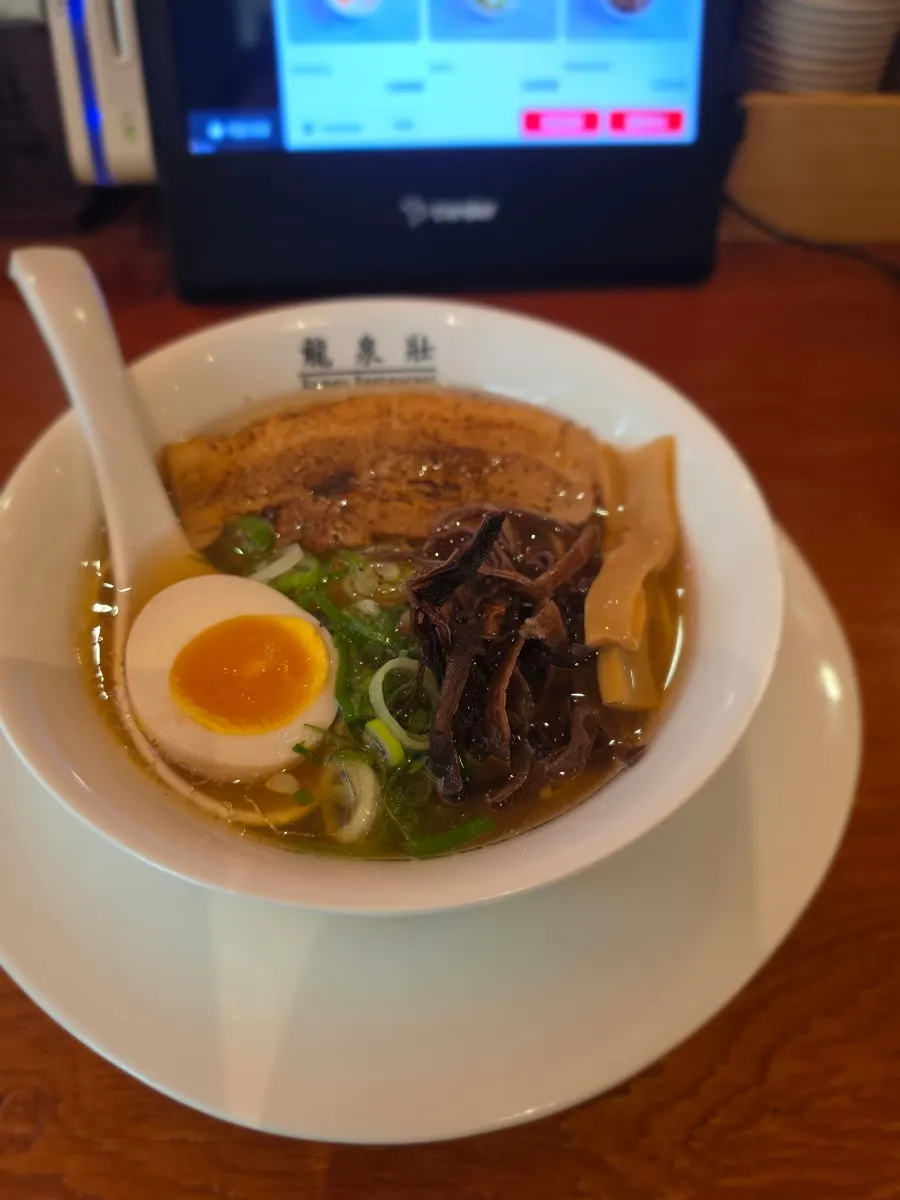 リュセンソアシリに添えられた中太麺