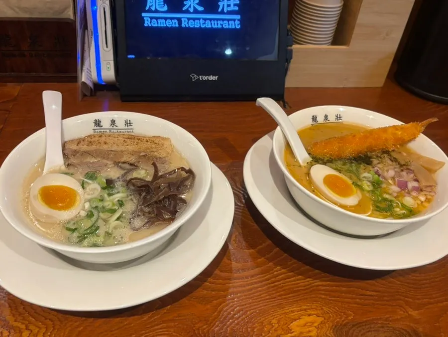테이블에 차려진 류센소 라멘과 가라아게