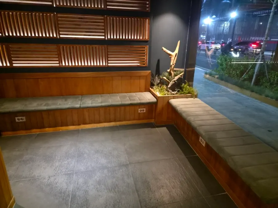 Waiting list and seats near the entrance