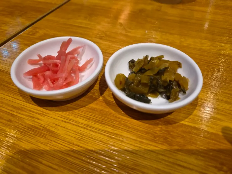 Basic side dishes: pickled ginger and pickled mustard leaf