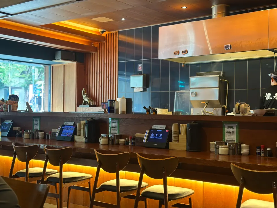 Indoor waiting chairs and counter seats at Ryusenso Dongseong-ro