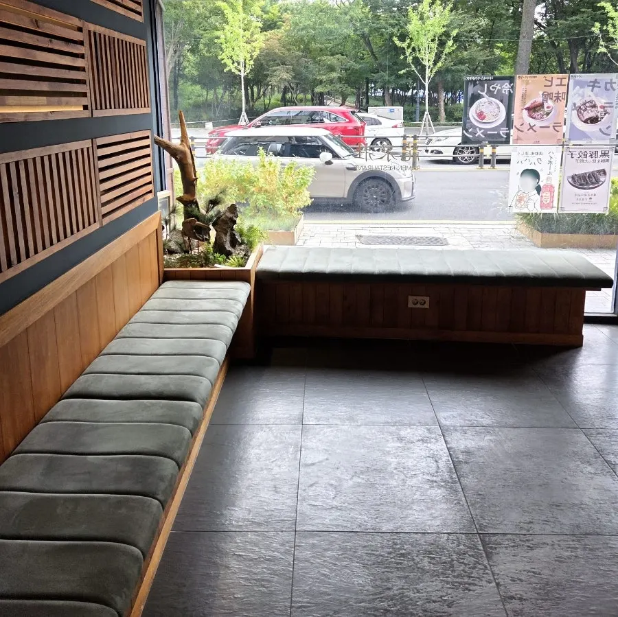 Interior of Ryusenso Dongseong-ro with waiting seats and large windows