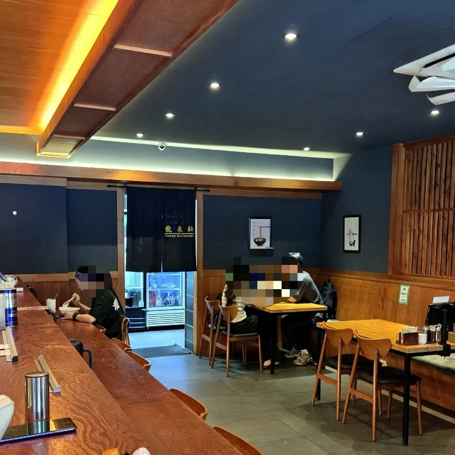L-shaped counter seating at Ryusenso
