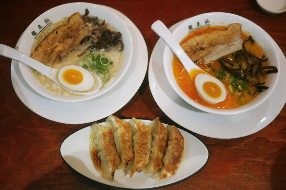 동시에 차려진 라멘 두 그릇과 교자