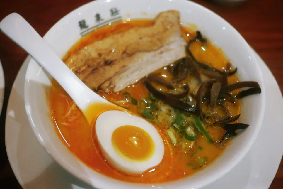 매콤한 소스가 올라간 카라이 류센소 라멘