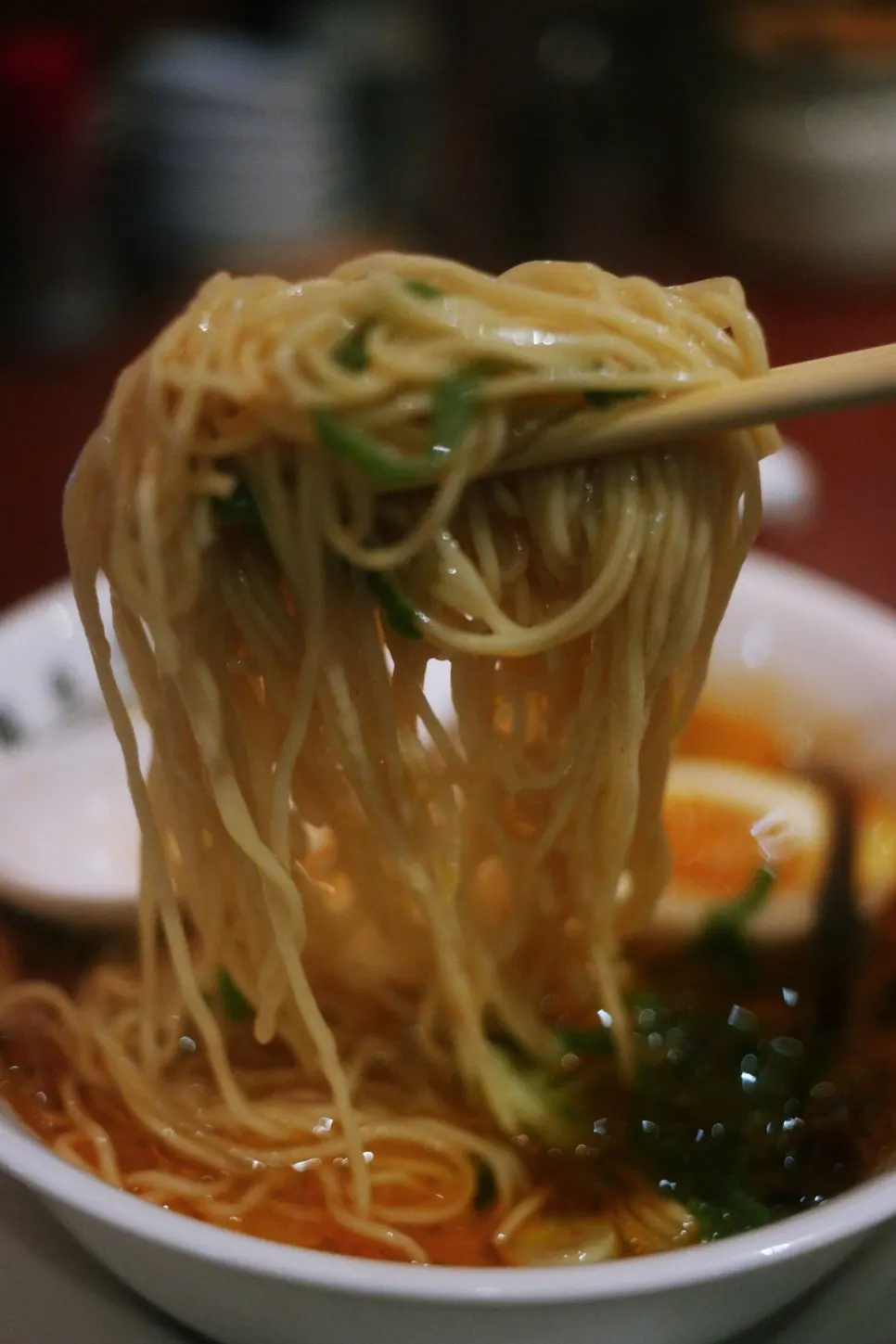 카라이 라멘 면을 들어올린 모습