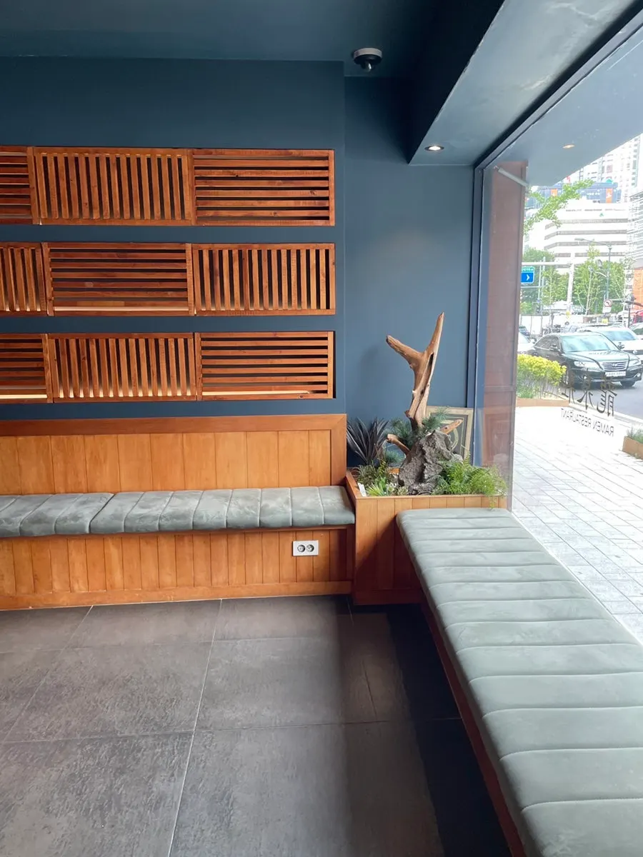 Exterior of Ryusenso Dongseong-ro on Gongpyeong-ro