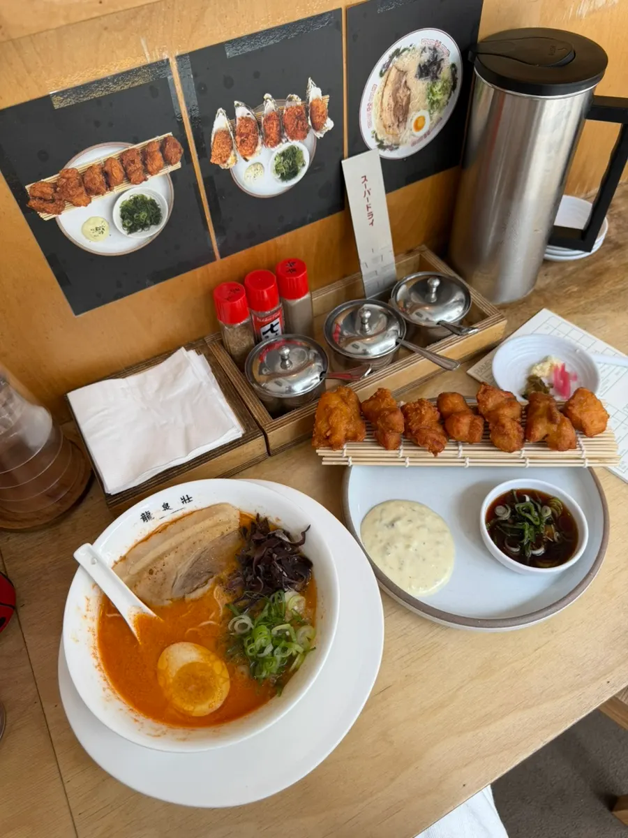 라멘과 가라아게가 함께 놓인 류센소 한상차림