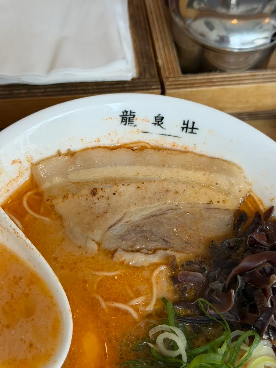 류센소 카라 라멘의 아지타마와 목이버섯 토핑