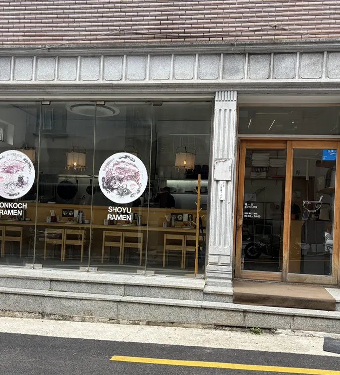 Exterior of Ryusenso, a 24-hour ramen restaurant near Jeonpo Station