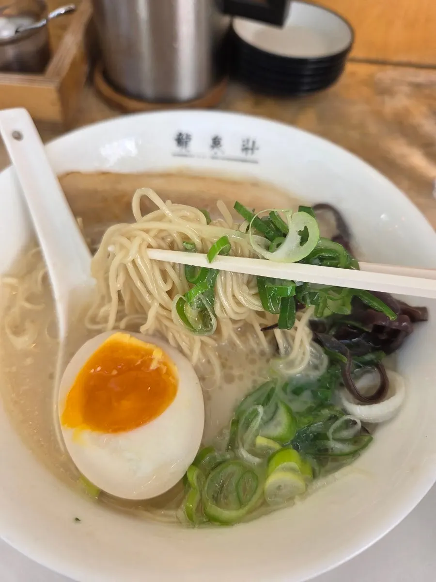 다진 마늘을 넣은 돈코츠라멘 국물