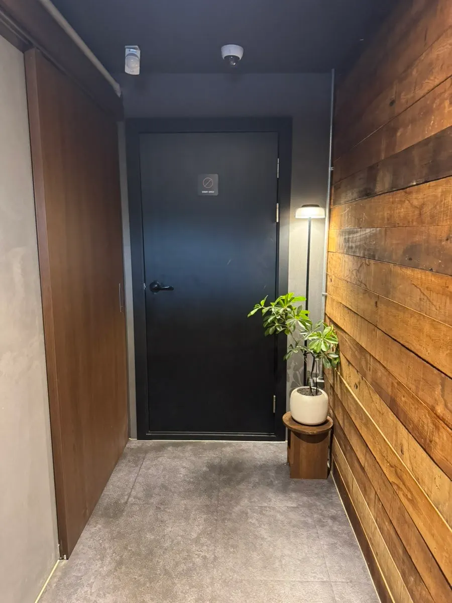 Corridor leading to Ryuun's wooden entrance door