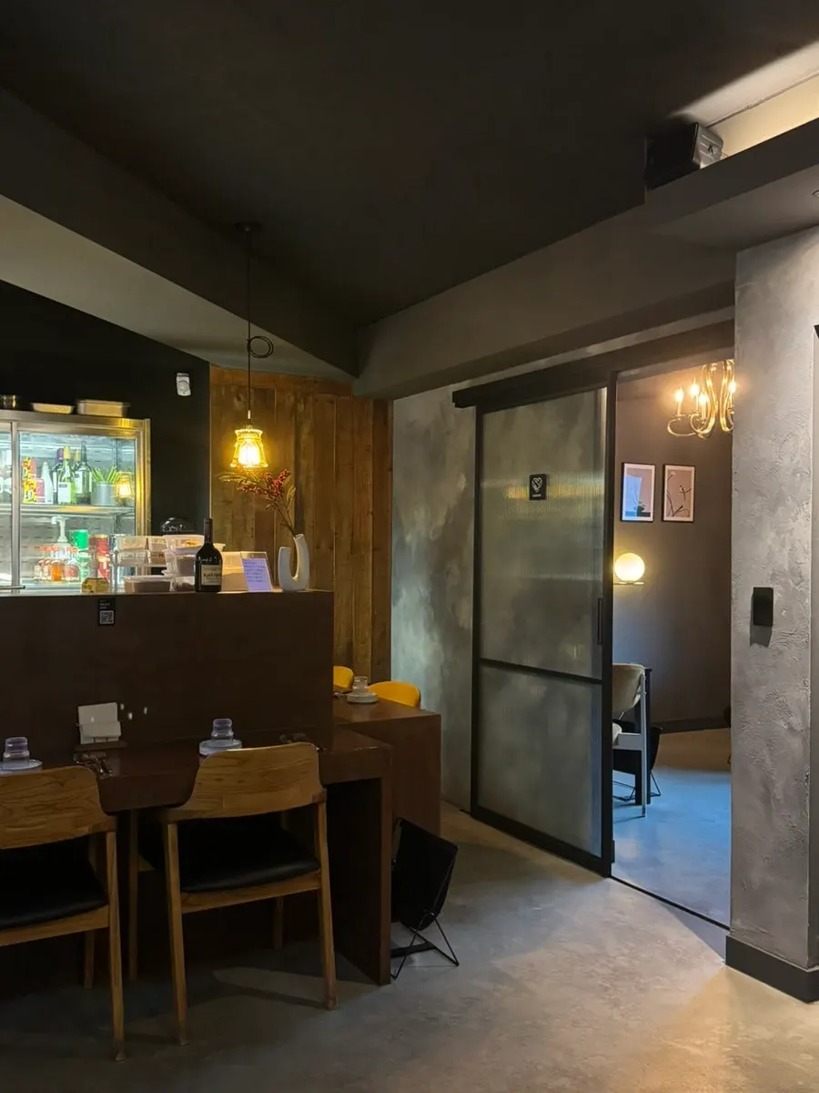 Ryuun's table for four and the space behind the glass door