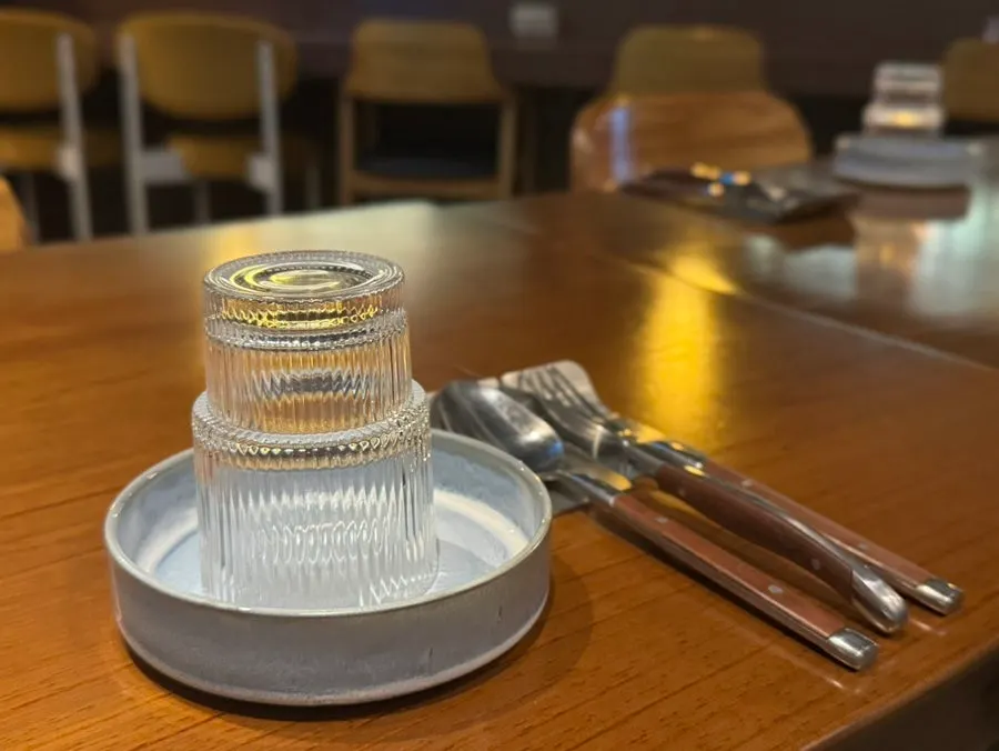 Table setting with plates that feel like Korean tableware at Ryuun