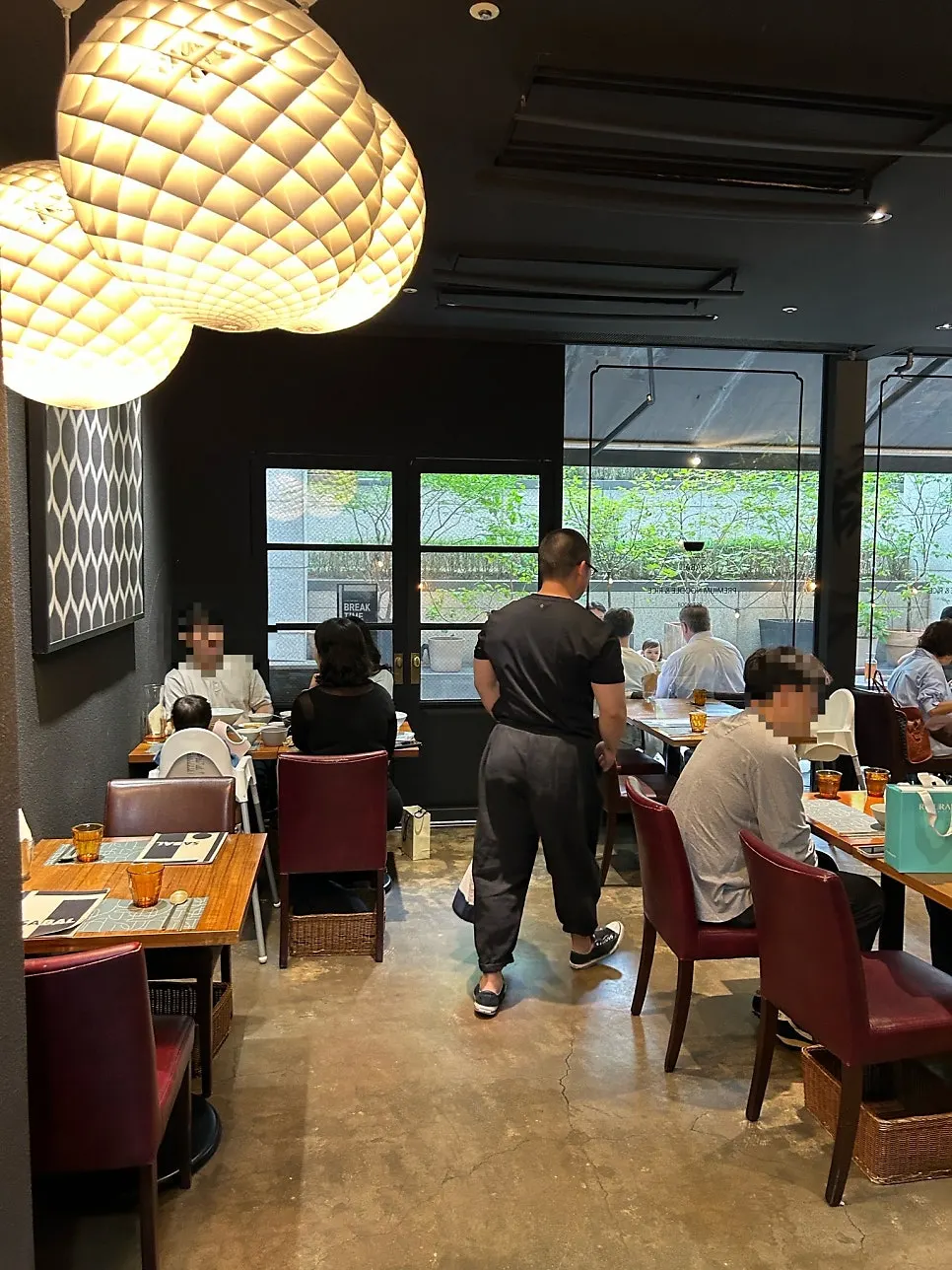 블랙 톤으로 꾸민 사발 내부 인테리어
