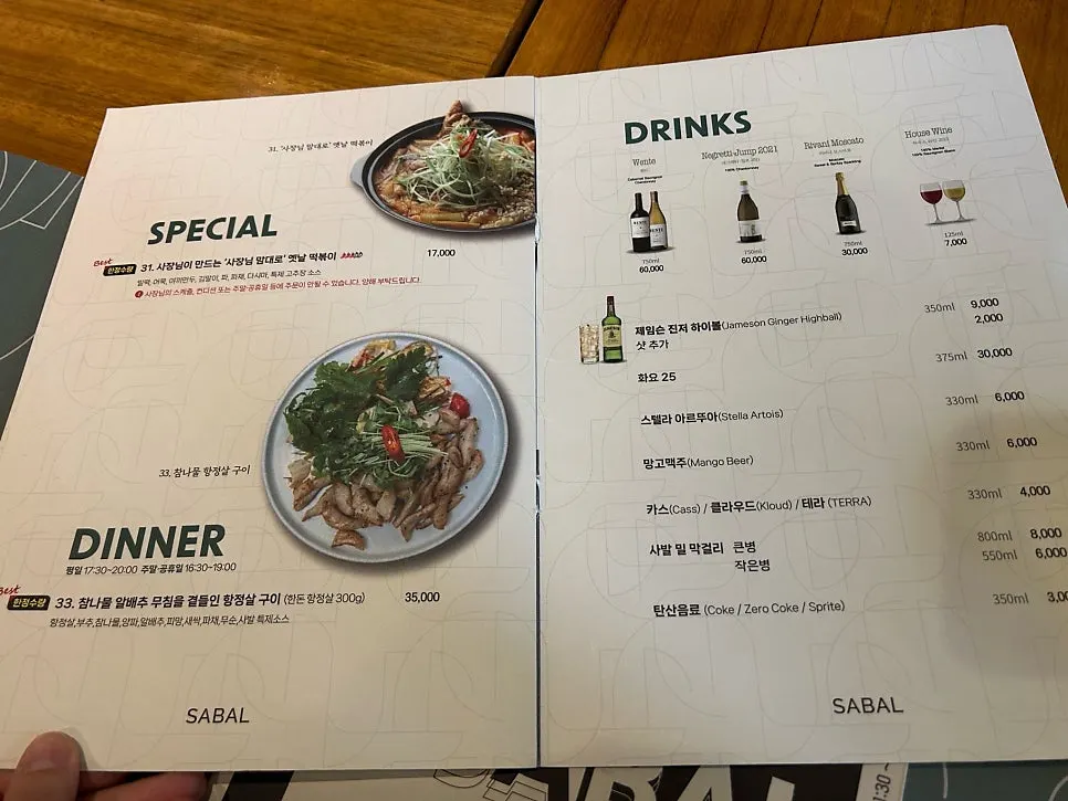 사발 좌석 배치와 차분한 조명