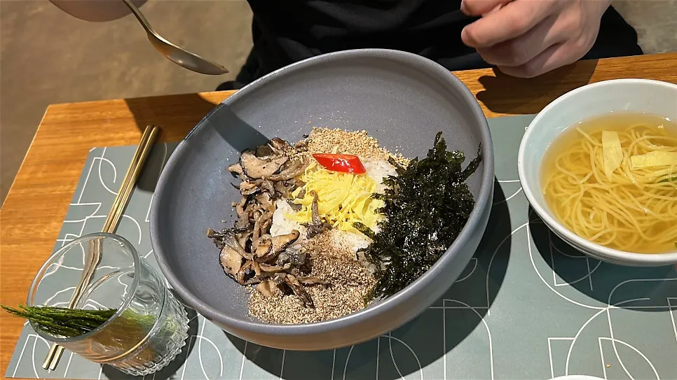 감태 들기름 비빔밥과 미니국수 세트 상차림