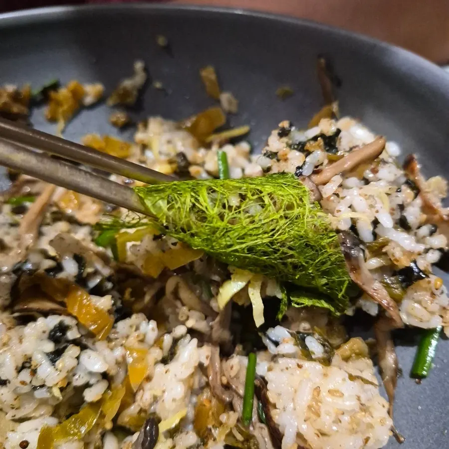 Wrapping rice in gamtae seaweed